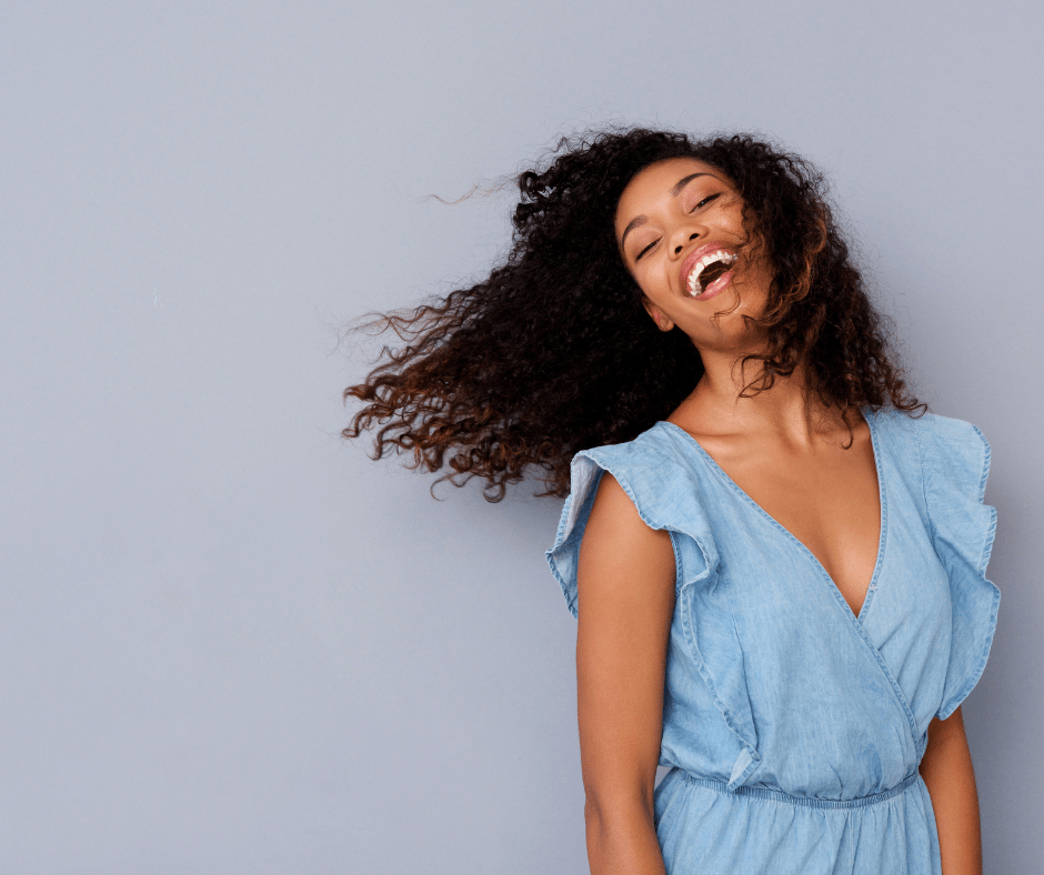 femme-cheveux-boucles