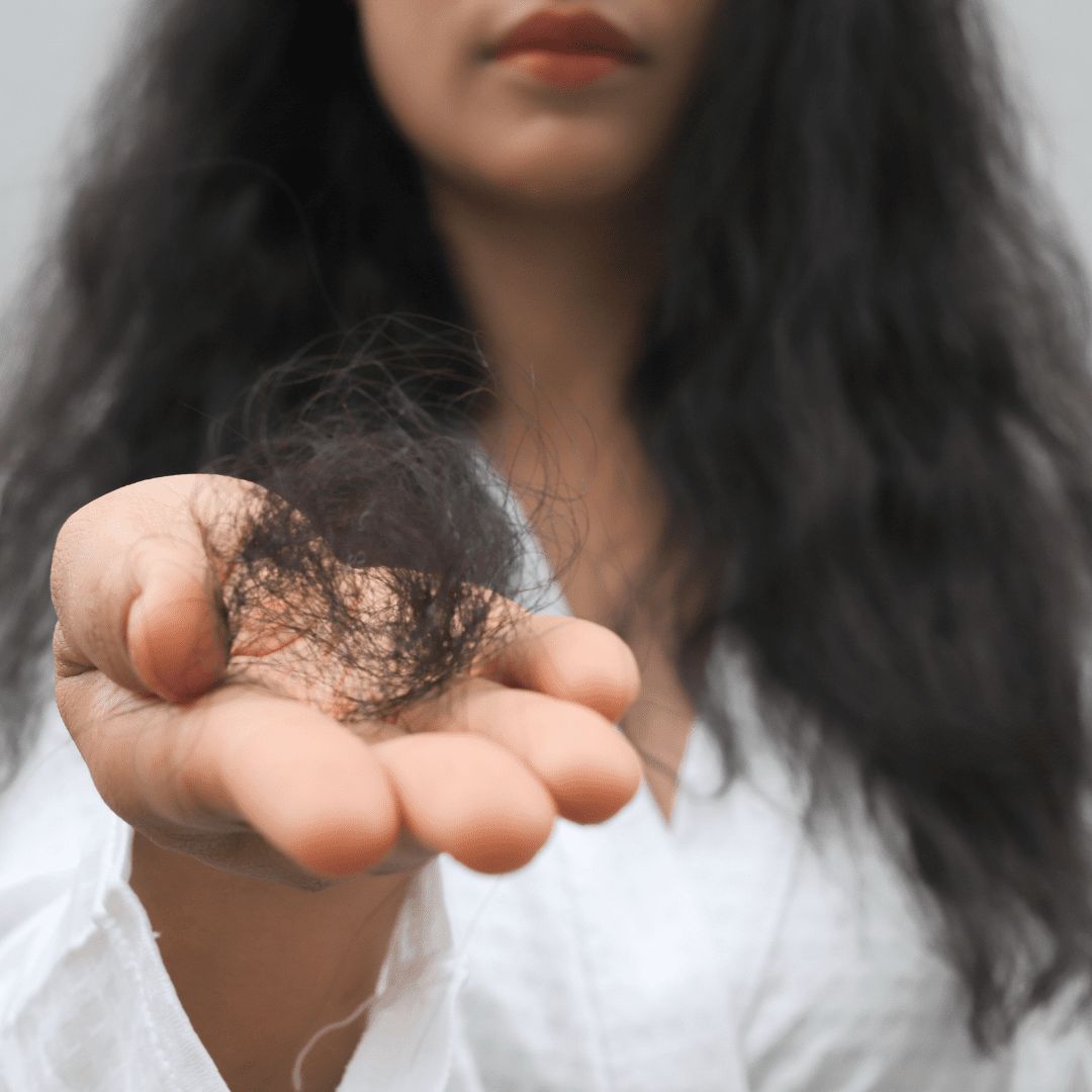 chute-de-cheveux-et-stress-femme-tenant-meche-perdue-dans-la-main