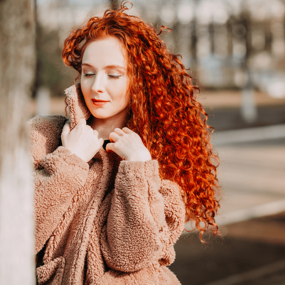 cheveux-bouclés-rousse-après-masque-capillaire-naturel