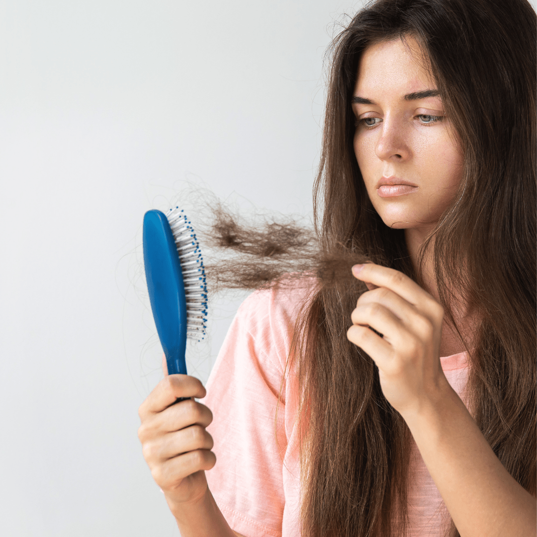 perte-de-cheveux-femme-brossage-cheveux-chute-excessive-cuir-chevelu