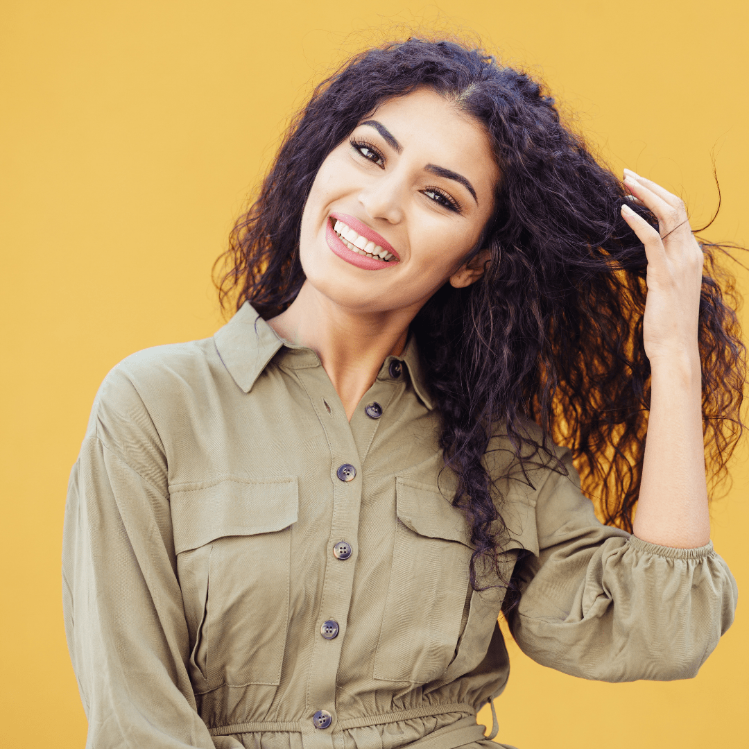 routine-hydratation-cheveux-secs-femme-bouclée