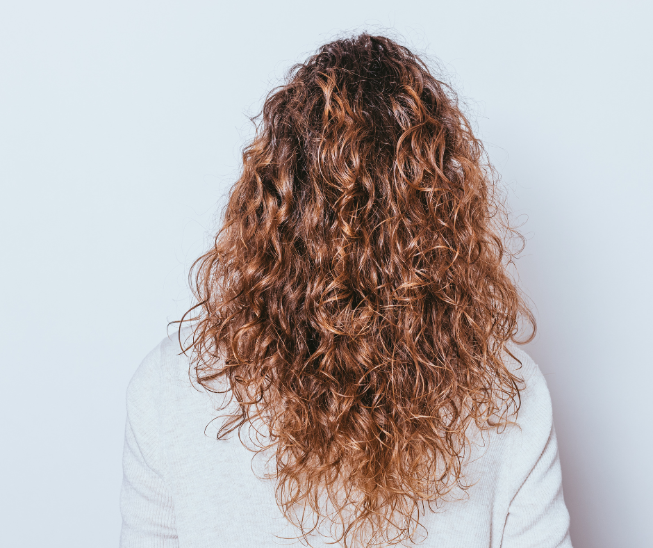 routine-capillaire-naturelle-pour-cheveux- boucles-et-brillants