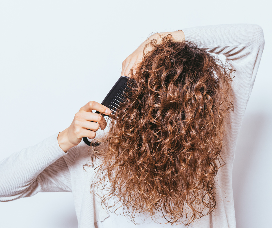 femme-brosse-ses-cheveux-boucles