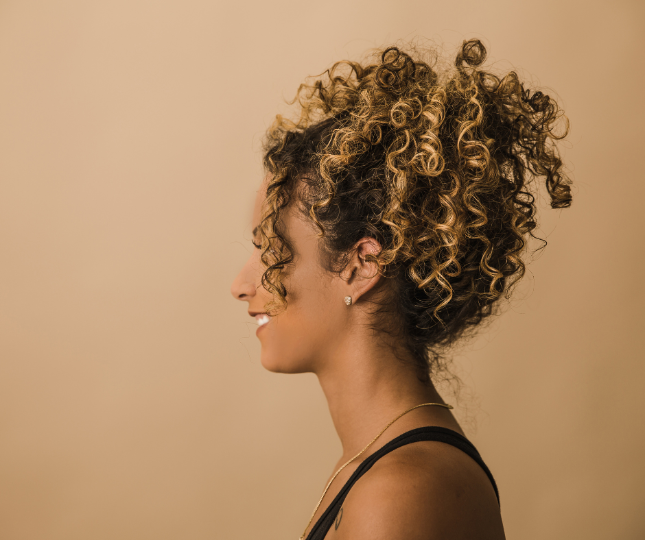 profil - coiffure-bouclee -accessoires-pour-cheveux